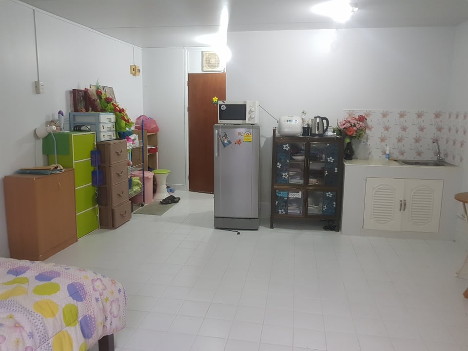 ขายด่วนคอนโดเมืองทอง ตึก C 9 ชั้น 12 ด้านนอก ใกล้ลิฟท์ หันหน้าไปทาง C 8 แต่งเเล้ว ปูพื้นกระเบื้อง ทาสี เเอร์ เฟอร์ ตามรูป ปูห้องน้ำเต็ม ขายถูกมากเพียง 590,000 เท่านั้น